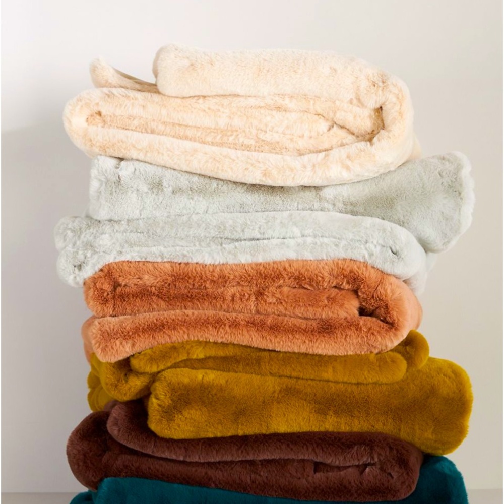 NWT Sophie Faux Fur Throw Blanket in Cream